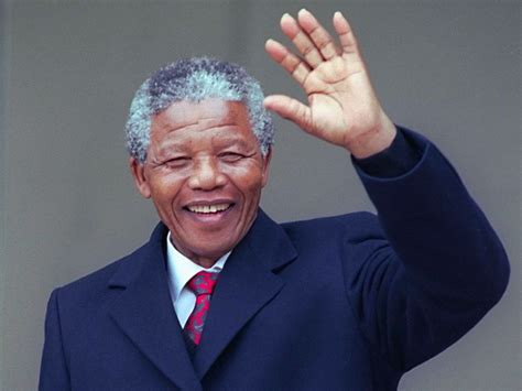 Fotografía de Nelson Mandela en sus últimos años, mostrando su rostro sereno y arrugado por el tiempo.