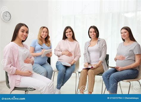 Foto de grupo de embarazadas en una clase de preparación al parto
