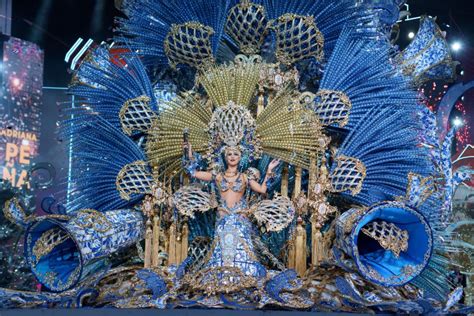 Adriana Peña, Reina del Carnaval de Santa Cruz de Tenerife, con su traje 