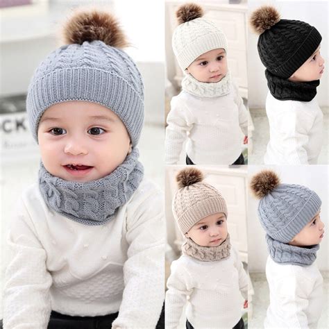 Bebé abrigado en invierno con gorro y bufanda, sonriendo