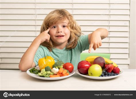 Niño comiendo frutas y verduras variadas