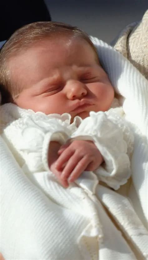 Foto de la princesa Leonor recién nacida en brazos de su madre a la salida del hospital
