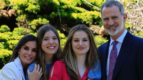 Fotografía de la princesa Leonor en su bautizo, en brazos de la reina Letizia, acompañada por el rey Felipe VI, los reyes eméritos Juan Carlos y Sofía, y los abuelos maternos Jesús Ortiz y Paloma Rocasolano