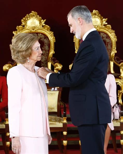 El rey Felipe VI imponiendo el Toisón de Oro a la princesa Leonor