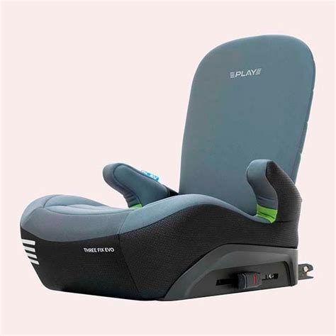 Asiento elevador para coche PLAY Three Fix i-Size con un niño sentado