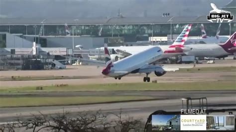 Fotografía de un avión intentando aterrizar en condiciones de fuerte viento o turbulencia en la aproximación