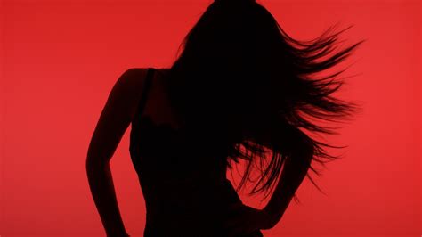 Ilustración evocadora de la sensualidad y el cuerpo femenino.