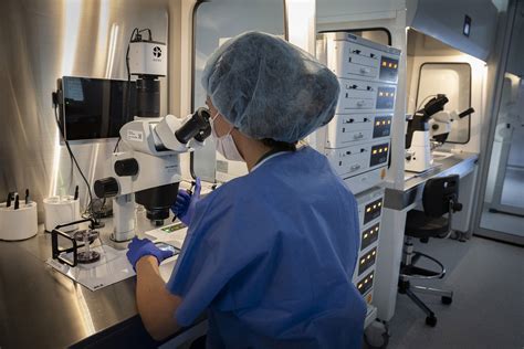 Laboratorio de reproducción asistida con incubadoras y microscopios