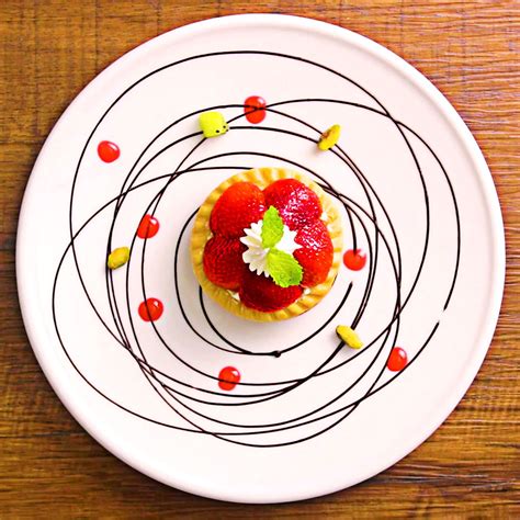Plato elegantemente decorado con salsas y alimentos