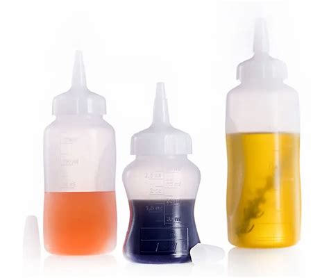 Diferentes utensilios para emplatar: biberones, cucharas, pinceles