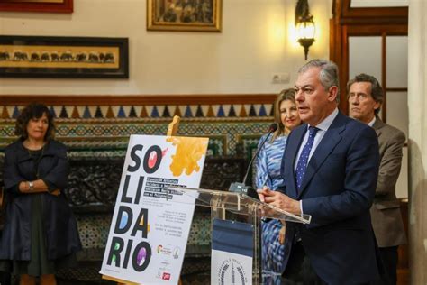 Imagen de miembros de la Asociación Maruja Vilches recibiendo una donación