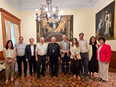 Imagen del Arzobispo de Sevilla con representantes de la Asociación Maruja Vilches