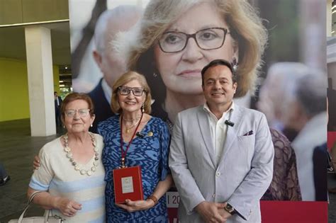 Fotografía de Maruja Vilches recibiendo la Medalla de Oro de Sevilla