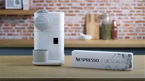 Esquema comparativo entre una cafetera Nespresso y una máquina de fórmula para bebés