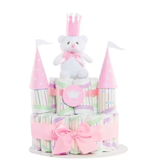 Ilustración de un castillo de pañales decorado con cintas y accesorios para bebé.