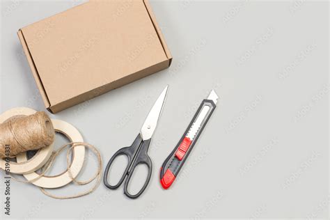 Muestra de los materiales básicos necesarios: pañales, gomas, cintas, cartón y tijeras.