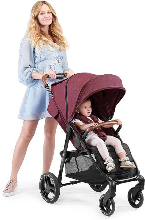 Bebé incómodo en silla de paseo pequeña, con piernas y brazos encogidos