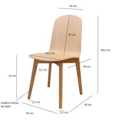 Infografía: Medidas clave de una silla de paseo grande (alto de respaldo, ancho de asiento, profundidad de asiento con reposapiés)