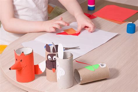 Niños participando en una actividad de manualidades con materiales reciclados.