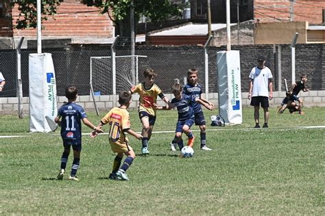 Fotografía de la entrega de medallas en un torneo infantil de fútbol