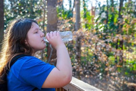 Persona bebiendo de una botella de agua con electrolitos tras el ejercicio