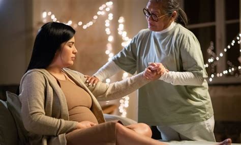 Mujer entrevistando a una doula para elegir la mejor opción