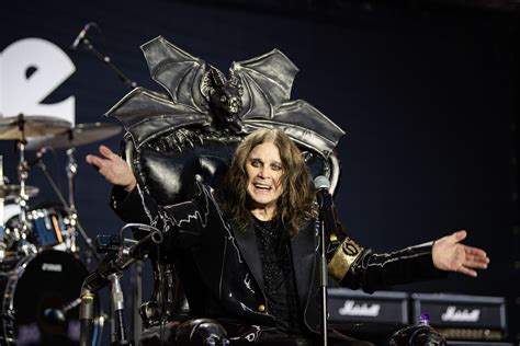 Foto de Ozzy Osbourne actuando en concierto con un micrófono