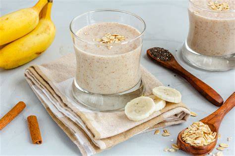Vaso de bebida de avena Carrefour Bio con avena y frutas frescas para el desayuno