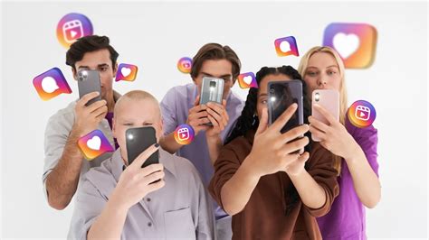 Captura de pantalla de redes sociales mostrando influencers usando chupetes para adultos