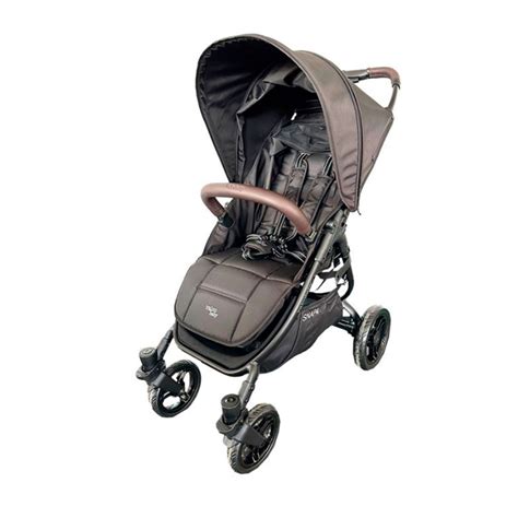 Foto de una silla de paseo Valco Baby moderna en un entorno urbano