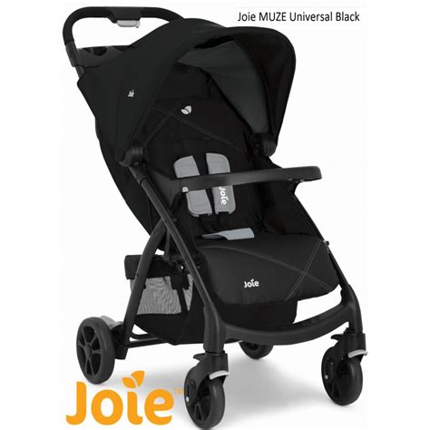 Silla de paseo Joie Muze Universal Black en uso con un bebé