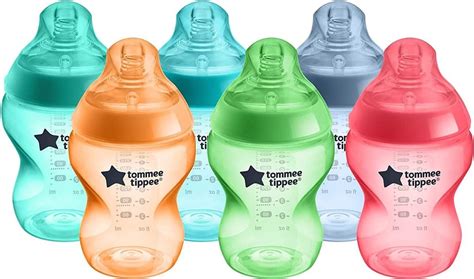 Biberones de diferentes tipos y colores para bebés