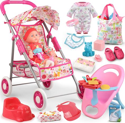 Foto de una niña jugando con una silla de paseo de juguete para muñecas