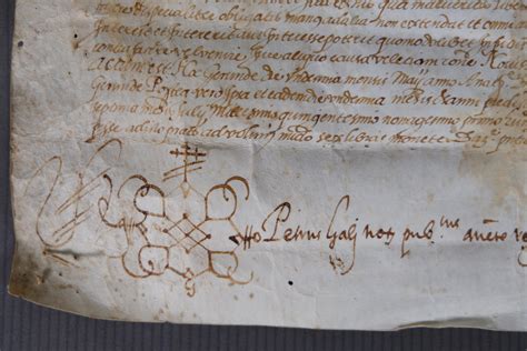 Detalle de un manuscrito antiguo en latín con anotaciones