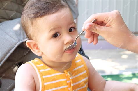 Foto comparativa: Bebé comiendo cereales con cuchara y en BLW