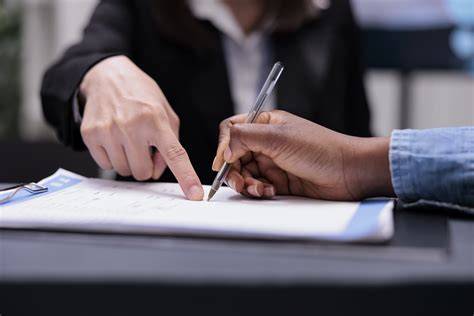 Foto de jóvenes médicos firmando sus contratos de residencia en el Ministerio de Sanidad.