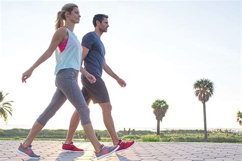 foto temática de una mujer embarazada realizando una caminata moderada