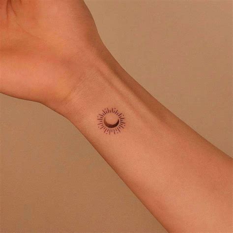 Tatuaje minimalista de un espermatozoide en el talón de un pie.