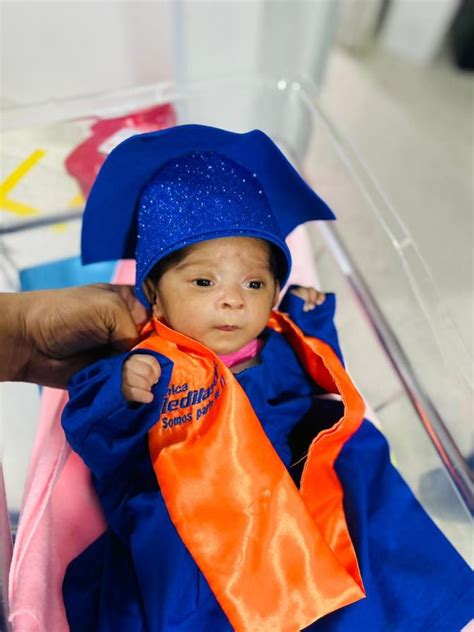 Bebé prematuro con birrete de graduación saliendo de la UCI Neonatal