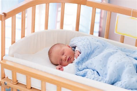 Foto de una cuna de bebé con un móvil