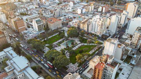 Vista panorámica de Plaza Madero, destacando su arquitectura moderna y la integración de espacios comerciales y de oficinas.