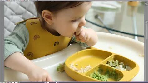 Bebé manipulando comida con las manos durante la etapa de alimentación complementaria