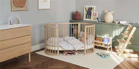 Habitación infantil decorada en estilo nórdico con una cuna Stokke Sleepi.