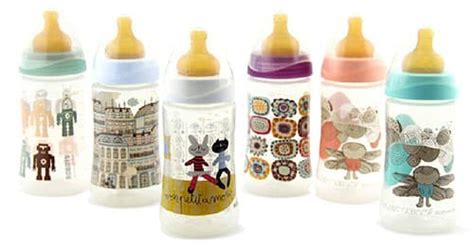 Imagen de la colección de biberones Suavinex con diversos diseños y accesorios a juego.