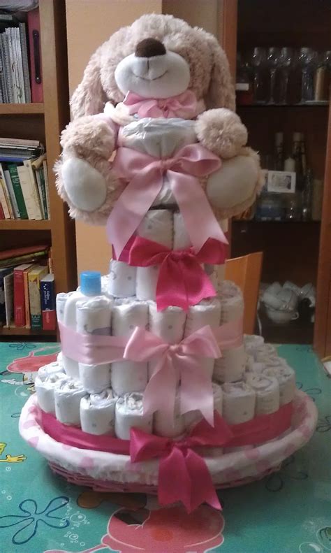 Ejemplos de tartas de pañales decoradas para niño y niña.