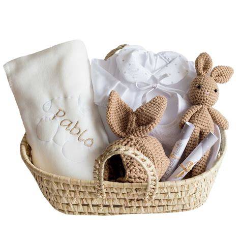 Muestra de canastillas de bebé personalizadas con bordados.