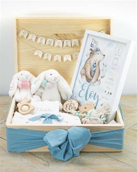 Variedad de cestas y cajas de regalo para bebés.