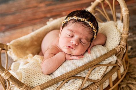 Diseñador: Collage de fotos de bebés recién nacidos en cestas, mostrando diferentes posturas: acurrucados, enrollados en mantas, con gorritos.