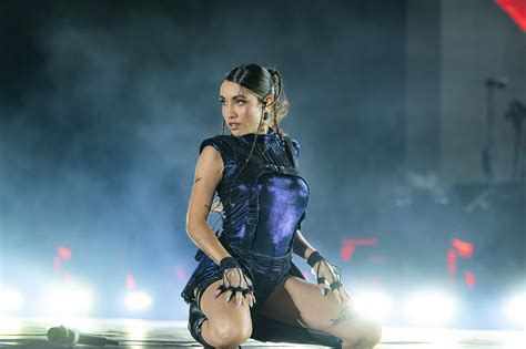 Fotografía de María Becerra en un concierto o evento público