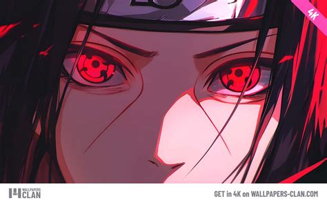 Itachi Uchiha esquivando ataques de kunai y shuriken con su Sharingan activado.
